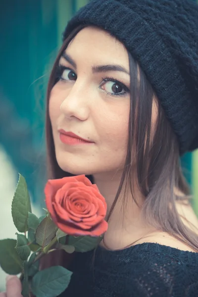 Jovem mulher bonita com rosa — Fotografia de Stock