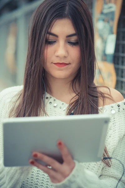 Tablet ile genç güzel esmer kadın — Stok fotoğraf