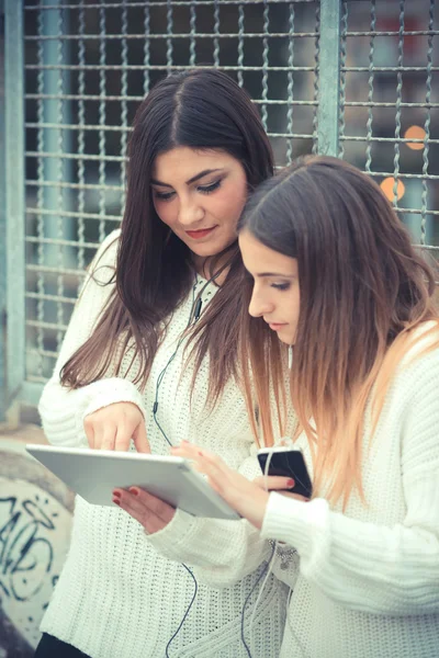 Mujeres jóvenes con tableta al aire libre — Foto de Stock
