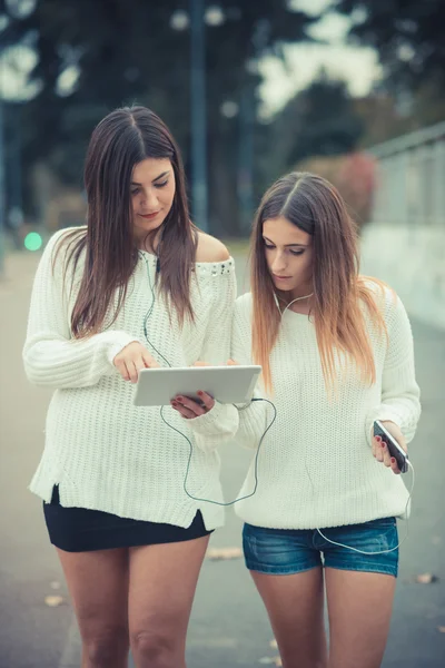Junge Frauen mit Tablet im Freien — Stockfoto