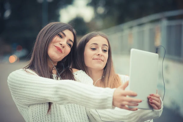 Belles femmes prenant selfie avec comprimé — Photo