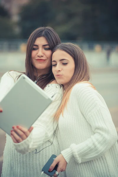 Schöne Frauen machen Selfie mit Tablet — Stockfoto