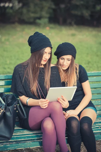 Молоді жінки з планшетом на відкритому повітрі — стокове фото