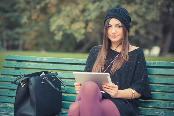 Jeune femme brune avec tablette — Photo