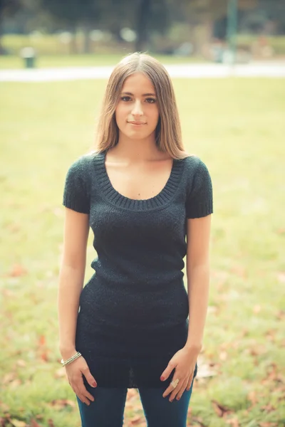 Young beautiful woman  outdoor — Stock Photo, Image