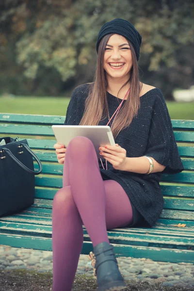 Mladá krásná žena s tabletem — Stock fotografie