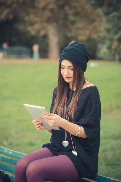 Jeune belle femme avec tablette — Photo