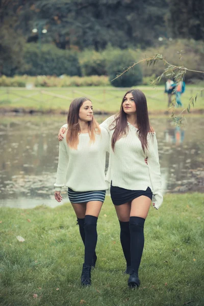 Migliori giovani amiche donne — Foto Stock