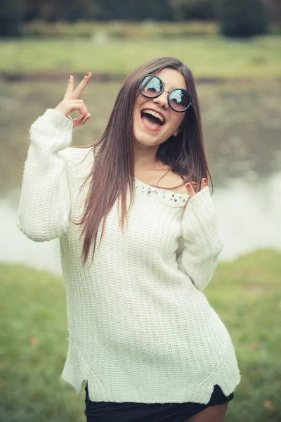 Gek jonge vrouw in park — Stockfoto