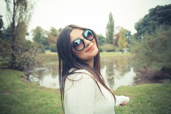 Gek jonge vrouw in park — Stockfoto