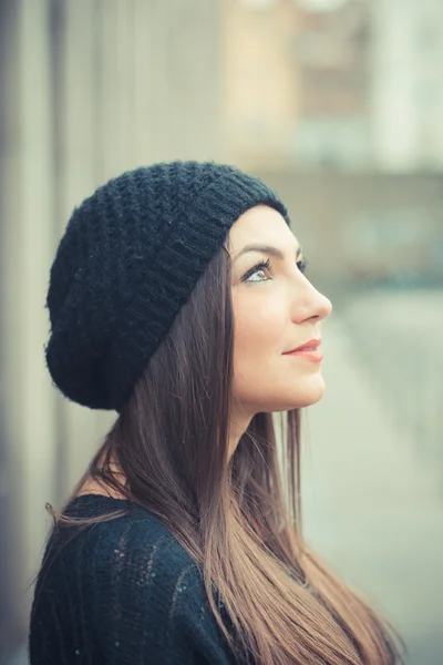 Junge schöne brünette Frau — Stockfoto