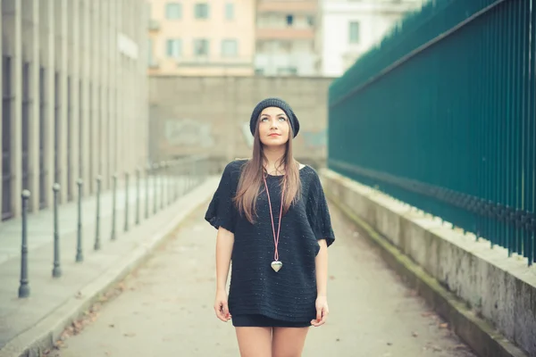 Junge schöne brünette Frau — Stockfoto