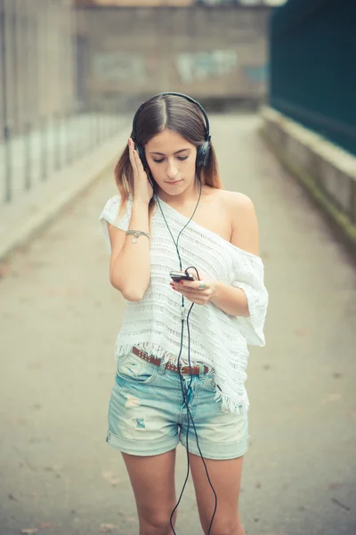 Unga vackra kvinnan lyssnar musik — Stockfoto