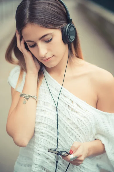 Genç güzel kadın müzik dinleme — Stok fotoğraf