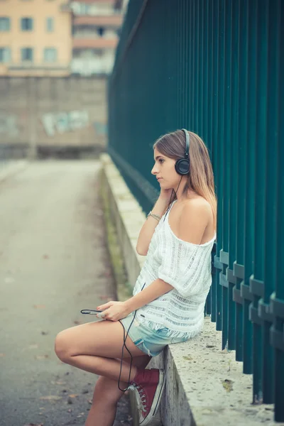 Молода красива жінка слухає музику — стокове фото