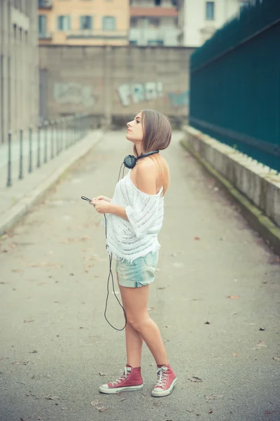 屋外のヘッドフォンを持つ若い女 — ストック写真