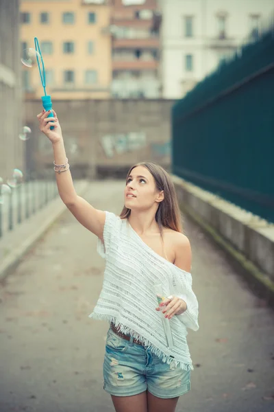 Mujer soplando burbujas sopa al aire libre — Foto de Stock