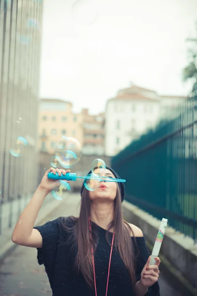 Gyönyörű lány fúj buborékok — Stock Fotó