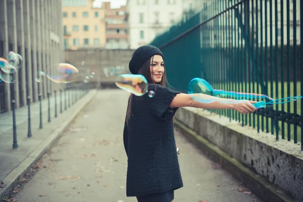 Красива дівчина дме бульбашки — стокове фото