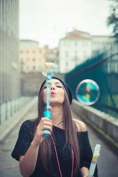 Chica joven soplando burbujas —  Fotos de Stock