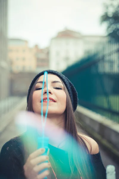 Chica joven soplando burbujas — Foto de Stock