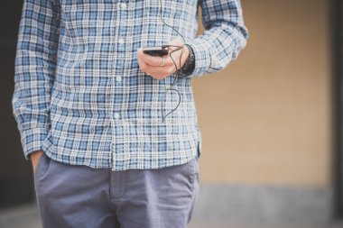 Müzik dinleme ve smartphone kullanarak rahat adam