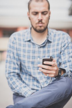 Müzik dinleme ve smartphone kullanarak rahat adam