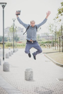 Vintage fotoğraf makinesi ile modern insan
