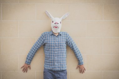 Tavşan maskeli saçma adam