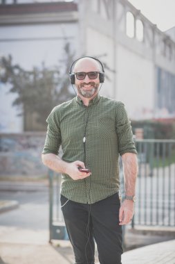 Orta yaşlı adam müzik