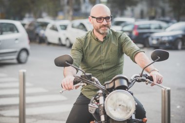 Yakışıklı adam üzerinde motosiklet sürme