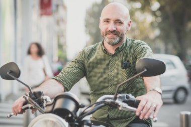 Yakışıklı adam üzerinde motosiklet sürme