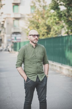 yakışıklı orta yaşlı adam