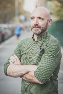 yakışıklı orta yaşlı adam