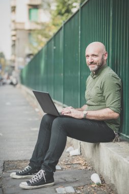 Dizüstü bilgisayar kullanan adam