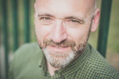 yakışıklı orta yaşlı adam