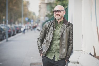 yakışıklı orta yaşlı adam