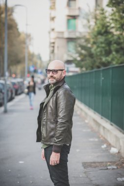 Sokakta dikilen adam