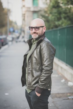 Sokakta dikilen adam