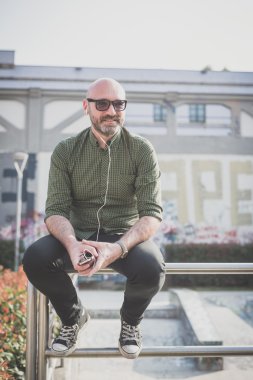 Müzik dinleyen yakışıklı adam.
