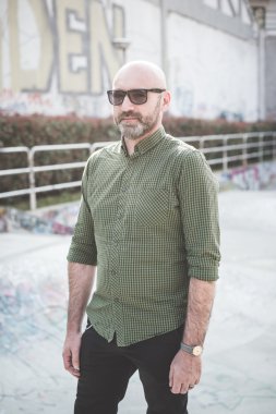 yakışıklı orta yaşlı adam