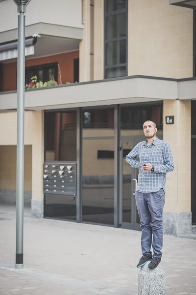 Casual man muziek luisteren en met behulp van smartphone — Stockfoto