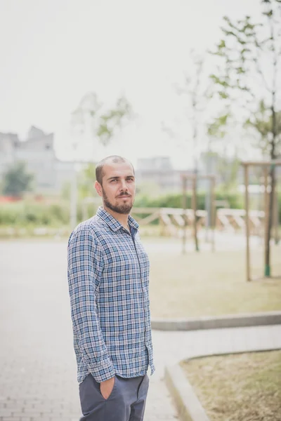 Moderne man in de stad — Stockfoto