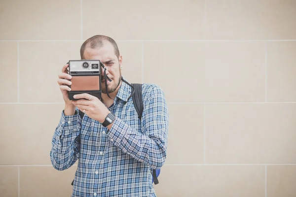 Casual man met vintage camera — Stockfoto