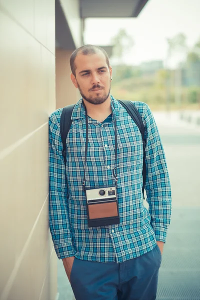 Casual man med vintage kamera — Stockfoto