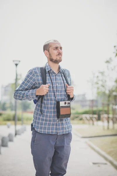 ビンテージ カメラを持つカジュアルな男 — ストック写真