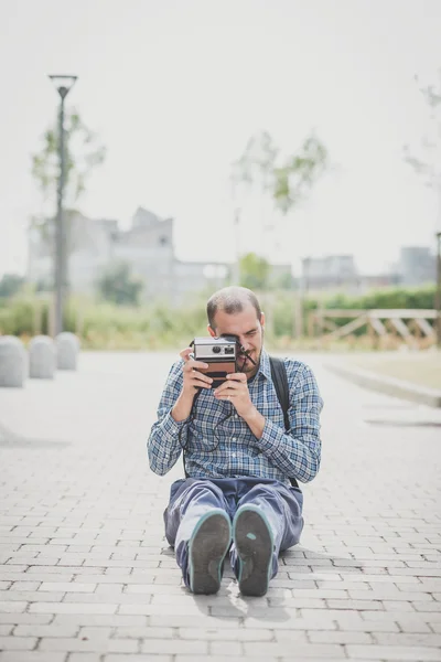 Hipster man with vintage camera — Stock Photo, Image