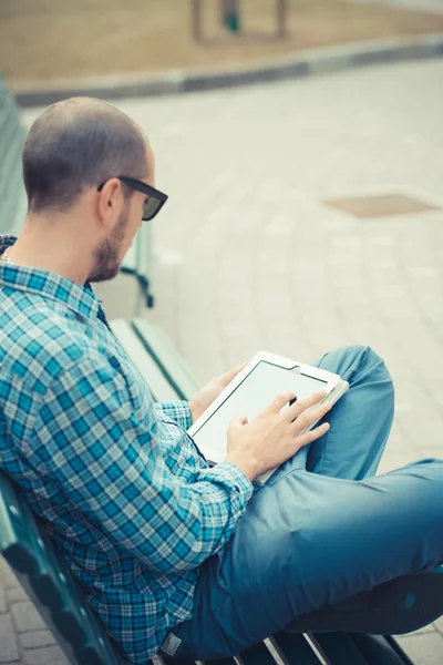 Multitasking homem moderno usando tablet — Fotografia de Stock