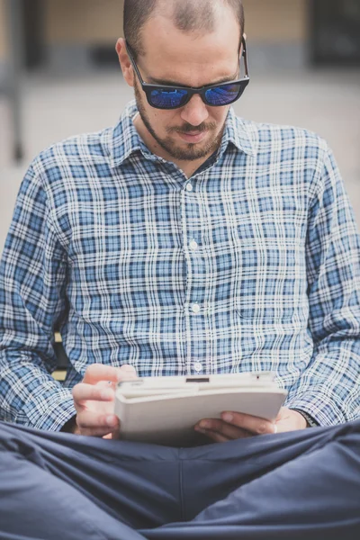 Uomo moderno utilizzando tablet — Foto Stock