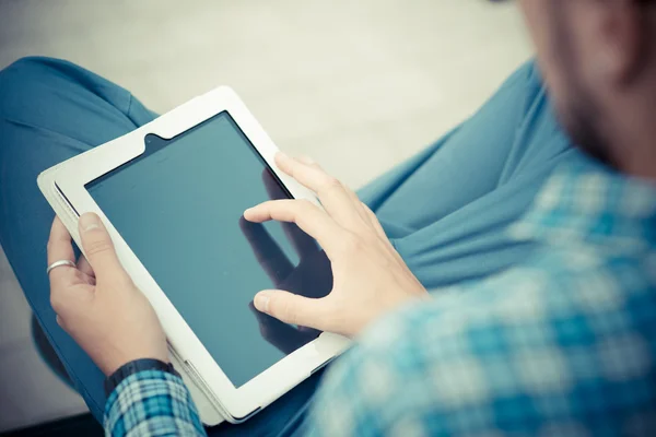 Händerna använder tablet på bänken — Stockfoto